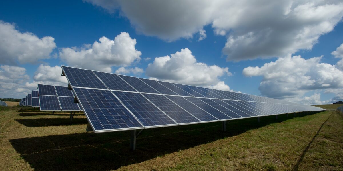capacidad de las placas solares de seguir produciendo energía en días con nubes