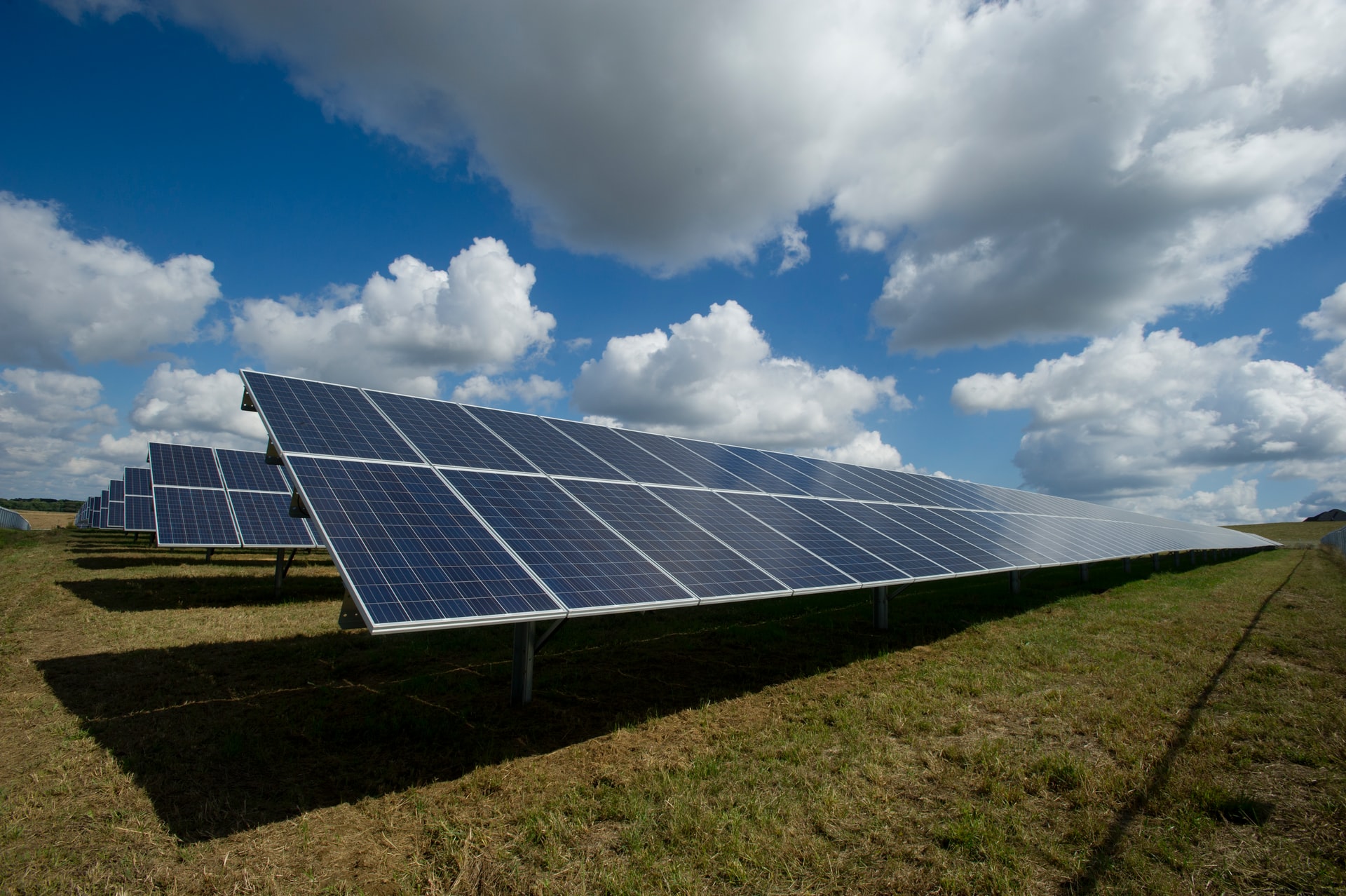 Los paneles solares funcionan con los días nublados?